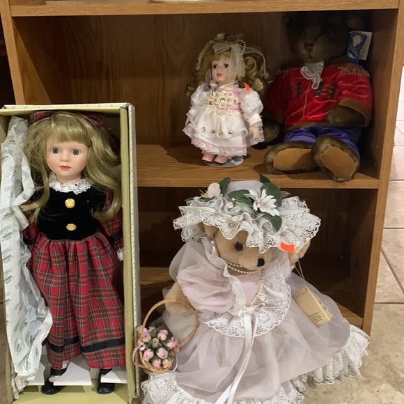 Collectible dolls sold as a lot. Asking Dutch auction opening bid $75 - Picture 3 of 9